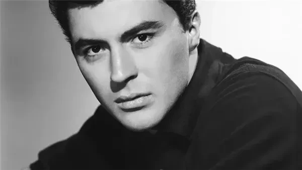 رحيل الممثل العالمي جيمس دارين عن عمر 88 عاما توفي الفنان العالمي جيمس دارين ، والذي يعد واحدا من اهم الفنانين الذين قدموا أعمالا رومانسية ، في مستشفى سيدارز سيناي في لوس أنجلوس عن