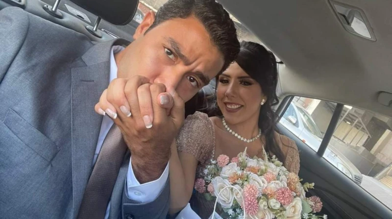 الملايكة تزفنا.. خطيب مضيفة الطيران يرثيها في يوم زفافهما رثى خطيب ريهام هشام، مضيفة الطيران التي توفيت في أغسطس الماضي، خطيبته الراحلة في منشور عبر حسابه، في اليوم الذي كان من الم