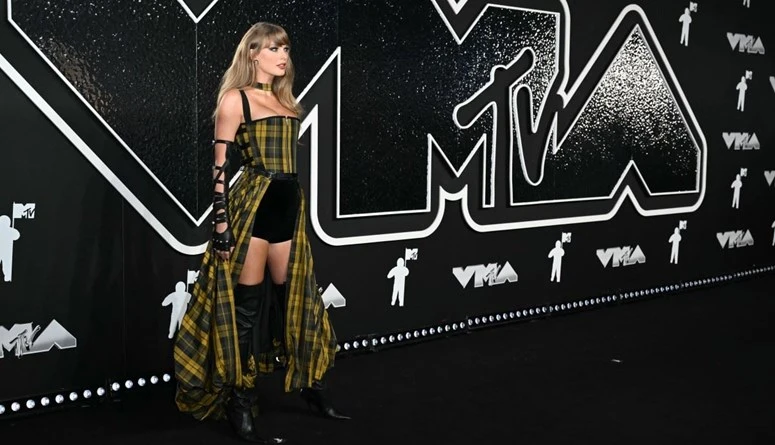 تايلور سويفت تفوز... من السياسة إلى الغرام (فيديو)بعد حسم خيارها السياسي ودعمها المرشحة الديموقراطية للانتخابات الرئاسية الأميركية كامالا هاريس، حولت المغنية العالمية تايلور سويفت