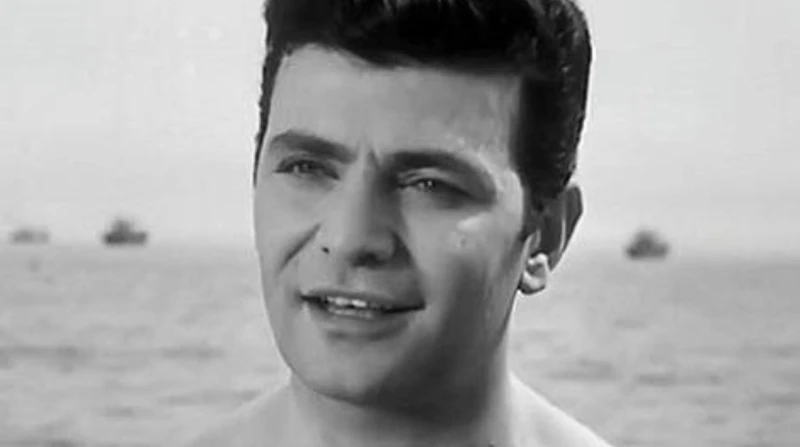 ذكرى مولد الممثل إيهاب نافع.. طيار عبد الناصر وصديق رئيس إسرائيل تمر اليوم الأحد ذكرى ميلاد الفنان الراحل إيهاب نافع، والذي ترك بصمة سينمائية كبيرة بعالم الفن.ولد الفنان إيهاب نافع