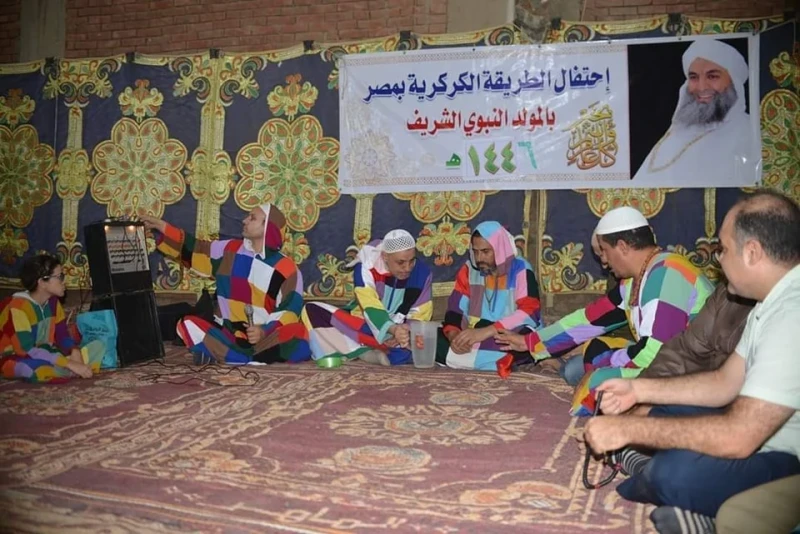 حد شاف الطريقة الكركرية قبل كدا.. ايه كمية الألوان العجيبة دي!!الناس اللي أثارت الجدل بالشيخ البتنجاني.. آمال لو شافوا الطريقة الكركرية..كنا فاكرينه حد بيتريق لكن لأ طلع فعلا في طر