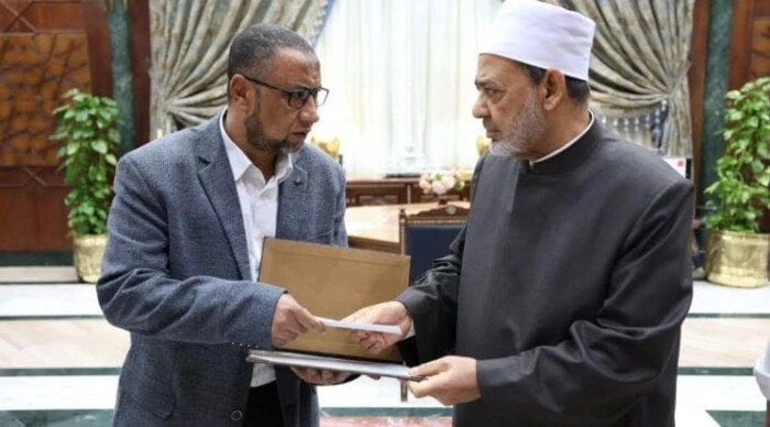 شيخ الأزهر يستقبل والد الطالب إبراهيم ياسر رابع الثانوية الأزهرية المتوفي بالسرطان استقبل الدكتور أحمد الطيب شيخ الأزهر الشريف، اليوم الخميس، ياسر