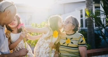 خليك زى تيتا زوزو.. نصائح للحفاظ على قوة العلاقة بين الأجداد والأحفاد المرأة والمنوعات الأحفاد أحب ما يكون في هذه الدنيا لأجدادهم، فهناك مثل شائع في المجتمع المصرى يقول أعز من الول