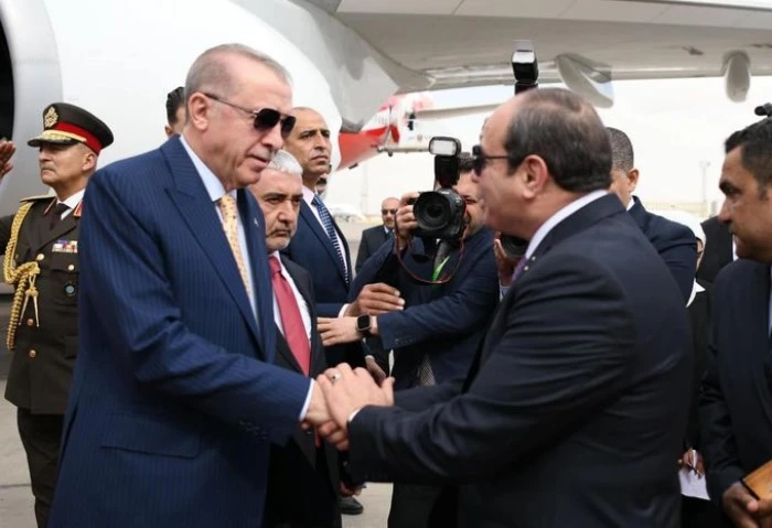 عاجل الرئيس السيسي يصل تركيا في زيارة رسمية وأردوغان على رأس مستقبليه وصل منذ لحظات الرئيس عبدالفتاح السيسي، رئيس افاق عربيةية، إلى العاصمة التركية