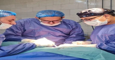 نجاح فريق طبي بمستشفي اسيوط العام في استئصال ورم بجدار صدر شاب يزن 700 جرام أسيوط سيد زعزوع أعلن الدكتور محمد زين الدين حافظ وكيل وزارة الصحة بأسيوط