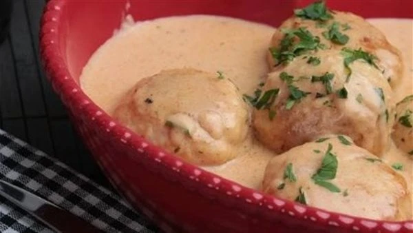 طريقة عمل كفتة الدجاج بالكريمة بمذاق لا يقاوم كفتة الدجاج بالكريمة من الأطباق الرئيسية التي يمكنك إعدادها و تقديمها لأفراد أسرتك في المنزل بأسهل