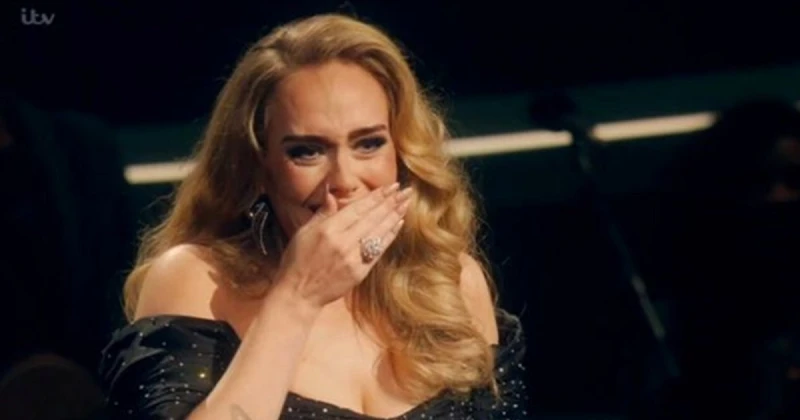 بعد إعلانها خطوبتها .. أديل تعلن توقفها عن الغناء تعرف على التالي بعد إعلانها خطوبتها .. أديل تعلن توقفها عن الغناء، نشر أحد المعجبين مقطع فيديو على