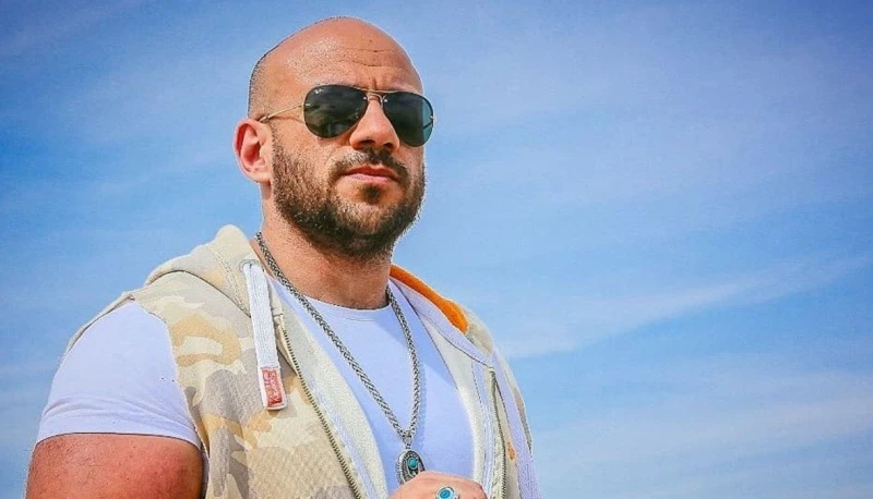 فن: بعيدا عن الكبير.. أحمد مكي يشارك في دراما رمضان ب عين شمس يخوض الفنان أحمد مكي، المنافسة ضمن موسم مسلسلات رمضان 2025، بتجربة شعبية جديدة، بعيدا