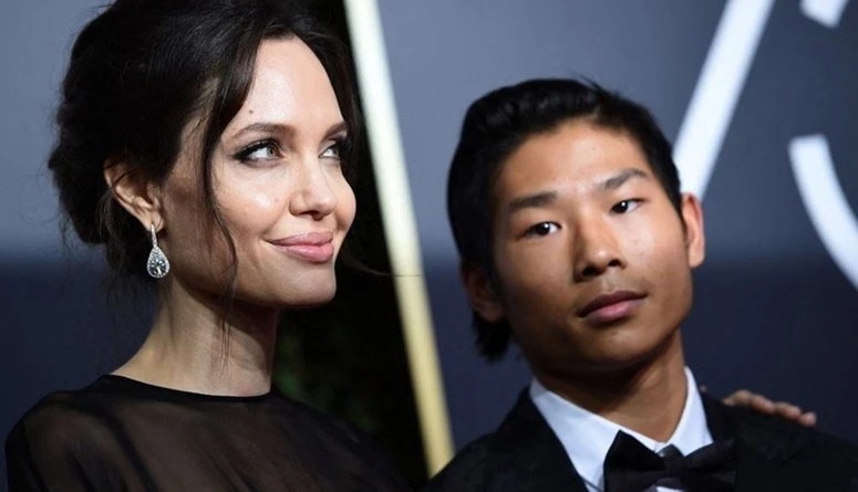 أنجلينا جولي تتسوق مع ابنها باكس وهو يضع جبيرة (صور)وكان باكس البالغ من العمر 20 عاما يقود دراجته في جادة لوس فيليز بشارع مزدحم، وعندما اقترب من إشارة حمراء، اصطدم بخلفية سيارة متو