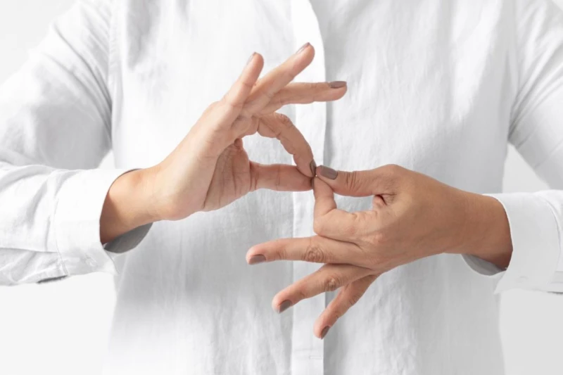 في اليوم العالمي للغات الإشارة 2024 الاتحاد العالمي للصم يدعو رؤساء العالم للتسجيل من أجل حقوق لغة الإشارة هل تعرضت مرة لموقف تتحدث فيه ولا تجد من