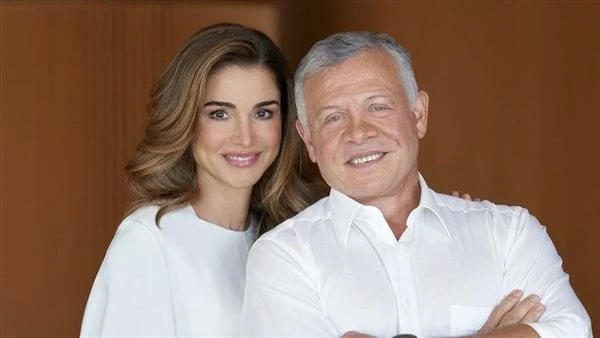 الملكة رانيا تخطف الأنظار بأناقتها في أحدث ظهور شاهدتداول مستخدمو مواقع التواصل الاجتماعي، صورا جديدة ل الملكة رانيا، وذلك خلال مشاركتها في إحدى المناسبات الرسمية.وتألقت الملكة ران