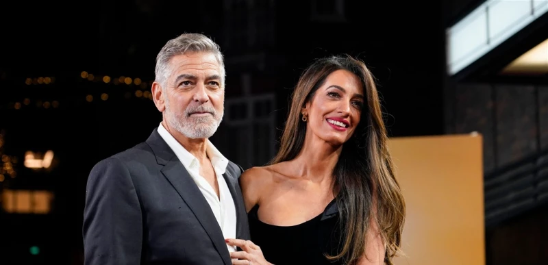 فنون ومشاهير: اللبنانية أمل كلوني تتألق على السجادة الحمراء في مهرجان البندقية شاهدوا كيف بدت إلى جانب زوجها (صور) تألقت المحامية البريطانية