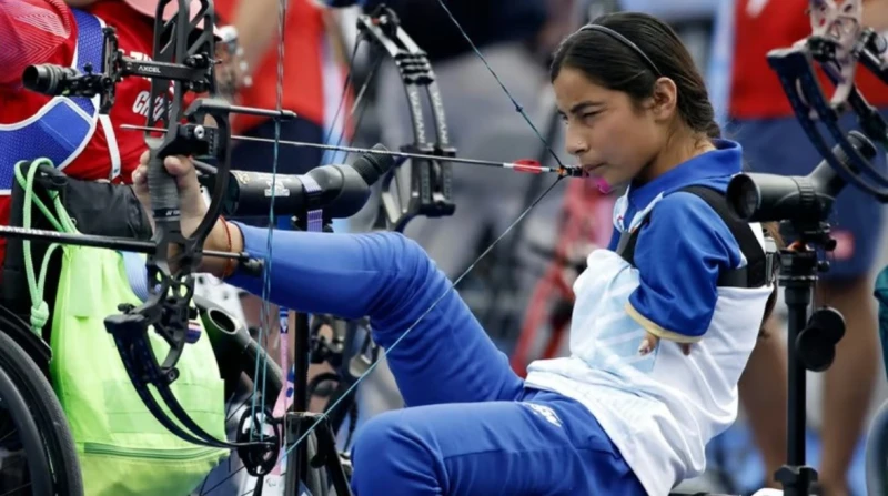 تقترب من الذهبية..بطلة بلا ذراعين معجزة بارالمبياد باريس تلتقط آرتشر شيتال ديفي قوسها، وتحمل سهما وتبدأ تنظر بتركيز هائل وتصوب بعناية نحو هدفها، الذي هو على بعد حوالي 50 مترا، وكذل