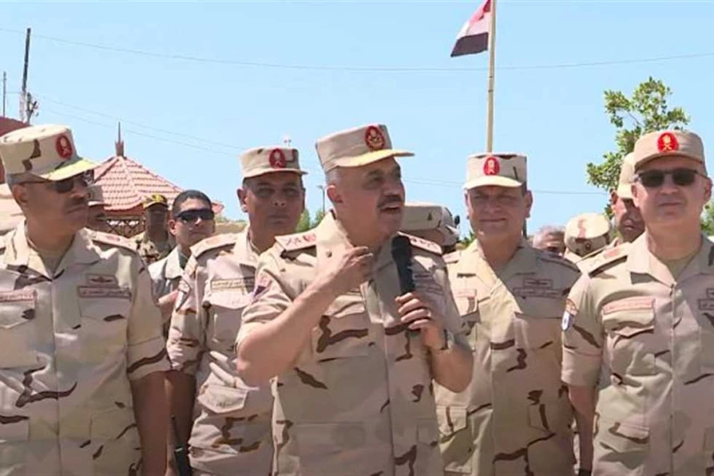 رئيس أركان الجيش المصري يوجه 6 رسائل من حدود غزة (فيديو) وجه الفريق أحمد خليفة، رئيس أركان حرب القوات المسلحة، عدة رسائل خلال تفقده إجراءات التأمين