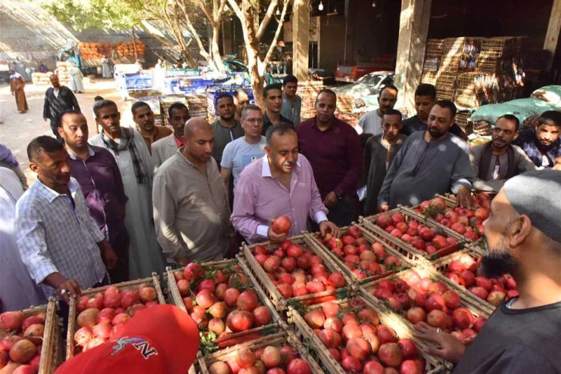 خلال تفقده لسوق الجملة.. محافظ أسيوط لالمواطنين: عليكم التحلي بالإيجابية وعدم ترك التجار المستغلين أجرى اللواء دكتور هشام أبوالنصر، محافظ أسيوط، جولة مفاجئة بسوق الجملة للخضار والف