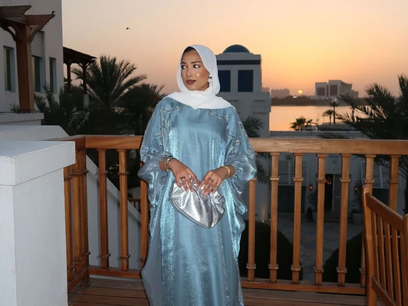 8 لفات طرح مناسبة للمحجبات بأسلوب مدونات الموضة تعتبر لفات الطرح الراقية مكملة لأناقة الزي سواء كان ثوبا أم عباية أم بدلة وهي أكسسوار يتلاءم مع كافة مناسباتك العملية والرسمية، ولأن