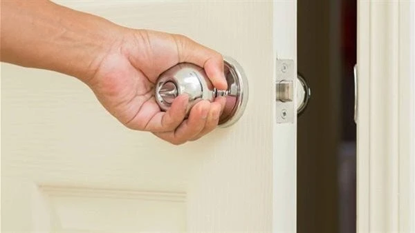 دعاء النبي عند الخروج من المنزل .. ردده كل يوم لم يترك النبي صلى الله عليه وسلم موضعا فى الحياة الا وكان له فيه ذكرا مأثورا بداية من أذكار الاستيقاظ من النوم صباحا وحتى العودة الى