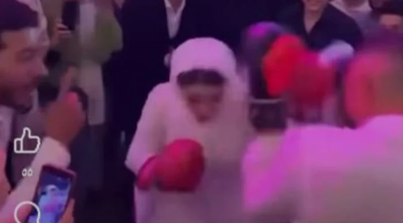 ليلة الزفاف تحولت إلى حلبة ملاكمة.. اتفرجأثار مقطع فيديو جديد ضجة كبيرة في مصر، حيث قام العريس والعروس بتحويل حفل زفافهما إلى مباراة ملاكمة.في الفيديو المتداول، ظهر العروسان مرتديي