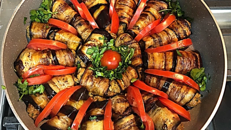 وجبة بسيطة متكاملة العناصر.. طريقة عمل ملفوف الباذنجانتقدم وصفة ملفوف الباذنجان كواحدة من ألذ وجبات الطعام المميزة، غالبا ما تواجه ربات البيوت تحديات في ابتكار أطباق جديدة للغداء أ