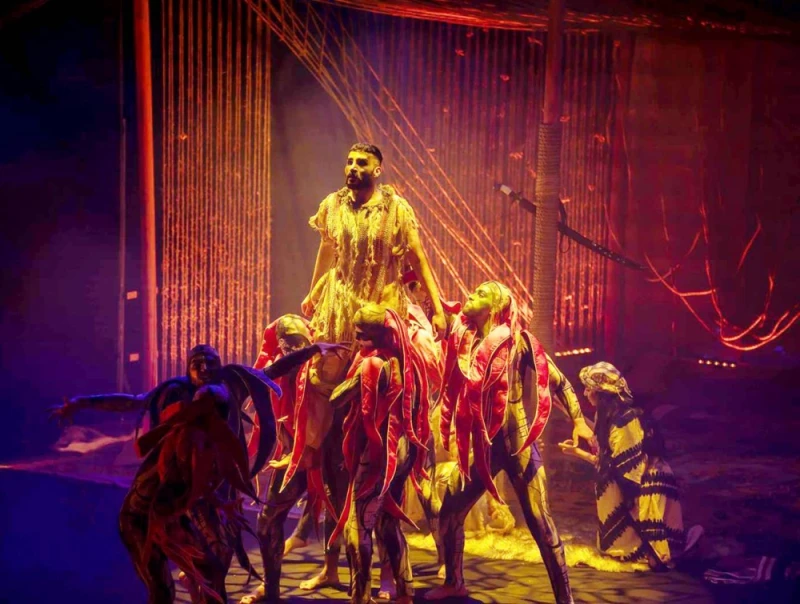 --لوحة مسرحية نالت استحسان الحضور. (واس)شهد جمهور مهرجان المسرح الخليجي، الذي تحتضنه الرياض، للمرة الأولى من 10- 17 سبتمبر الجاري، عرضا مميزا لمسرحية الخيمة، التي تشارك بها دولة قط