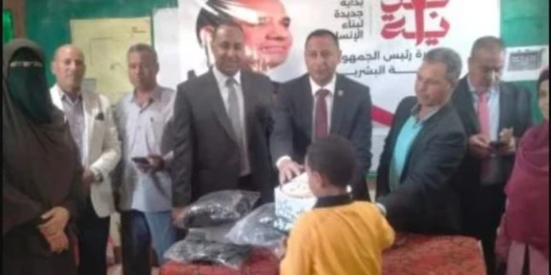 مبادرة بداية بالوادي الجديد.. توزيع 800 شنطة وزي مدرسي على الطلاب بالقرى ناس وخدمات أعلنت محافظة الوادي الجديد، انتظام العمل فى فعاليات المبادرة الرئاسية بداية جديدة لبناء الإنسان 
