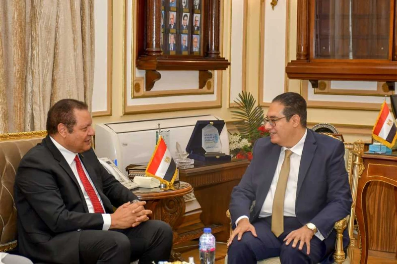 لتأهيل قصر العيني للاعتماد.. رئيس جامعة القاهرة يستقبل وفد هيئة الرقابة الصحية (تفاصيل) استقبل الدكتور محمد سامي عبدالصادق، رئيس جامعة القاهرة، وفدا
