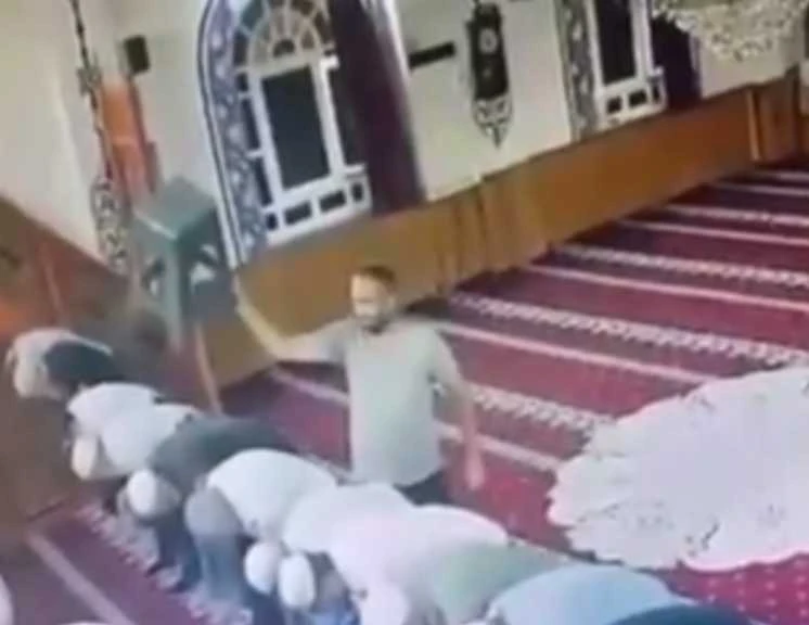 ..شخص يحمل الكرسي ويضرب رأس الإمام أثناء الصلاة.. شاهد ردة فعل المصلين الغريبة؟..تفاصيل تتابع الان تفاصيل ما ورد عن شخص يحمل الكرسي ويضرب رأس الإمام أثناء الصلاة.. شاهد ردة فعل الم