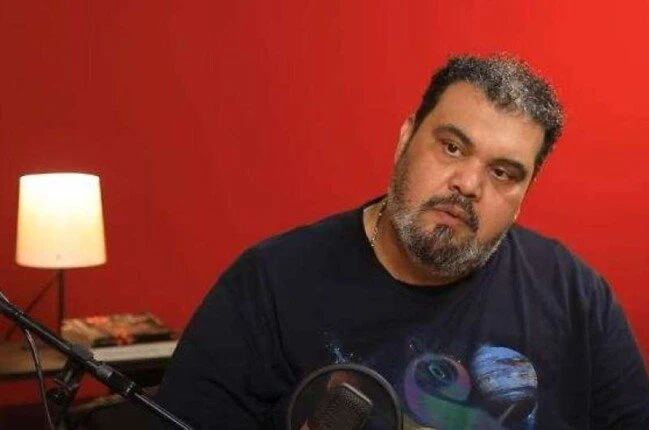 فن: أحمد فتحي: لن أنسى نظرة التقليل التي رأيتها في عيون أقاربي قبل الشهرة فتح الفنان أحمد فتحي قلبه خلال لقائه ب بودكاست فايق ورايق مع الإعلامي إبراهيم فايق، كاشفا عن العديد من الأ