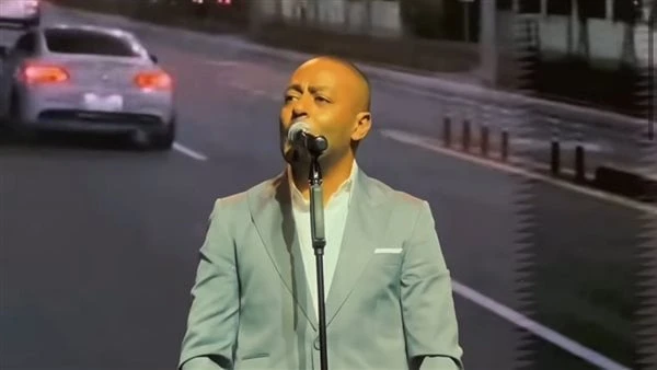 هيجلي موجوع .. تامر عاشور يتألق خلال حفل المملكة العربية السعودية احيا الفنان تامر عاشور حفلا غنائيا ضخما بالمملكة العربية السعودية ، حيث شهد الحفل تفاعل كبير من قبل الحاضرين . وخل