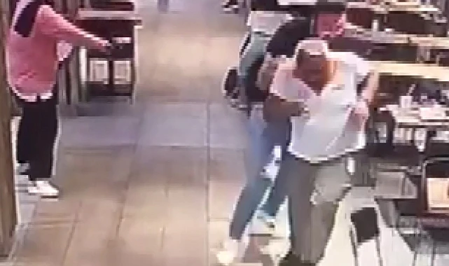 بتاريخ السبت 07 سبتمبر 2024أطلقت امرأة النار على رجل كان يجلس في مقهى، متهمة إياه بتشويه سمعتها في مدينة أكساراي. الرجل أصيب بجروح خطيرة، وتم توثيق لحظة الهجوم عبر كاميرات المراقبة