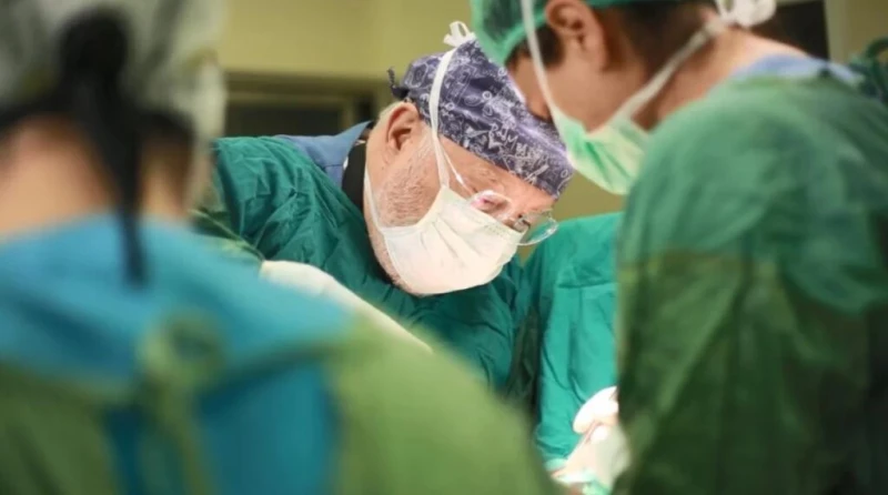 بتاريخ الإثنين 16 سبتمبر 2024في مدينة سامسون التركية، أجرى الأطباء عملية جراحية ناجحة لاستخراج كتلة تزن 2 كيلوغرام و160 غراما من بطن امرأة حامل في