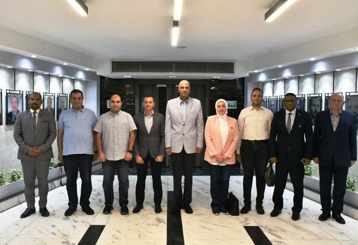 محافظ أسوان يستقبل وفد التنسيقية للاطمئنان على صحة الأهالي (صور) استقبل اللواء إسماعيل كمال محافظ أسوان، والدكتور عمرو لاشين نائب المحافظ، وفد