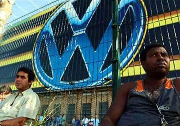 عمال فولكس فاجن يحتجون بعد أنباء عن إغلاق مصانعها خلال عامين سيارات 03:02 م الخميس 05 سبتمبر 2024 فولفسبورج - (د ب أ): احتشد الآلاف من عمال شركة صناعة السيارات الألمانية فولكس فاجن