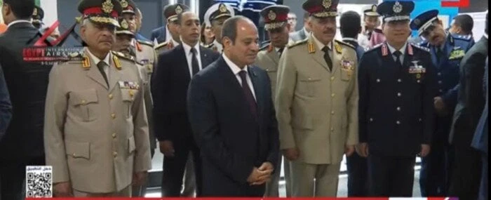 الرئيس السيسي يستمع إلى شرح حول تطوير المطارات ب معرض مصر الدولي للطيران 2024استمع الرئيس عبد الفتاح السيسي، من مطار العلمين الدولي، إلى شرح حول تطوير المطارات والطائرات وصالات الع