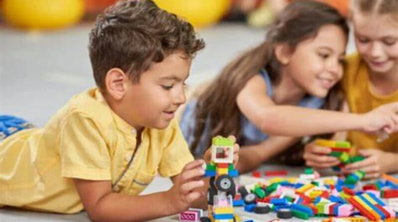 كيف تفرق بين اضطرابات فرط الحركة ونقص الانتباه والتوحد؟ يعد اضطرابا فرط الحركة ونقص الانتباه () وطيف التوحد () النوعين الأكثر شيوعا من اضطرابات النمو العصبي، وهي حالات تتطور خلال م