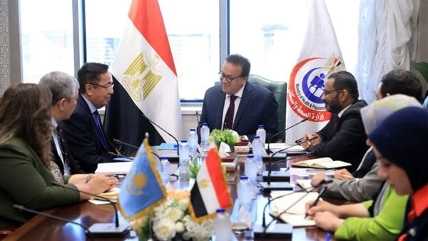 وباء؟.. وزير الصحة: حالات أسوان المرضية في منطقتين مختلفتين تغذيهما محطات مياه منفصلةوجه الدكتور خالد عبد الغفار، نائب رئيس مجلس الوزراء ووزير الصحة والسكان، بإرسال فريق مركزي من ق