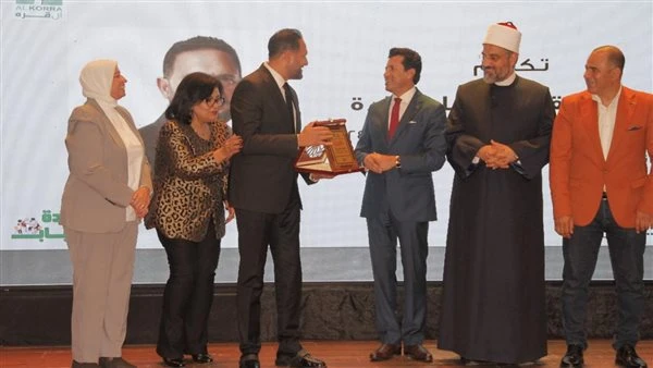 وزير الشباب والرياضة يكرم الفنان عماد زيادة عن دوره بمسلسل نعمة الأفوكاتوكرم الدكتور أشرف صبحي، وزير الشباب والرياضة، النجم عماد زيادة عن دور ياسين