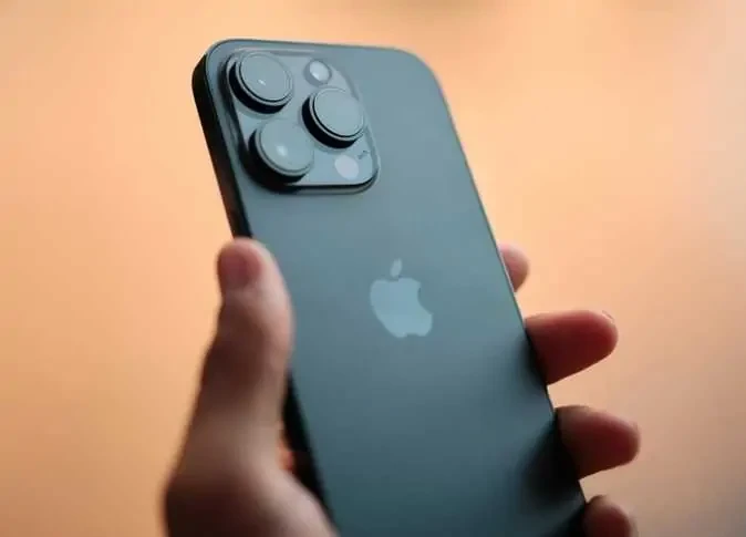 آبل مهددة بغرامة ضخمة جدا من الاتحاد الأوروبي لهذا السببآبل مهددة بغرامة ضخمة حيث حذر الاتحاد الأوروبي شركة أبل من ضرورة فتح أنظمة تشغيل آيفون وآيباد، التي تعتبر شديدة الحراسة، أما