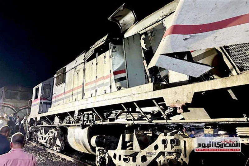 أول تعليق من رئيس الوزراء على حادث قطاري الزقازيق.. ماذا قال؟ علق الدكتور مصطفى مدبولي، رئيس مجلس الوزراء، على حادث تصادم قطاري الزقازيق، متقدما بخالص العزاء لأسر الضحايا، متمنيا ا