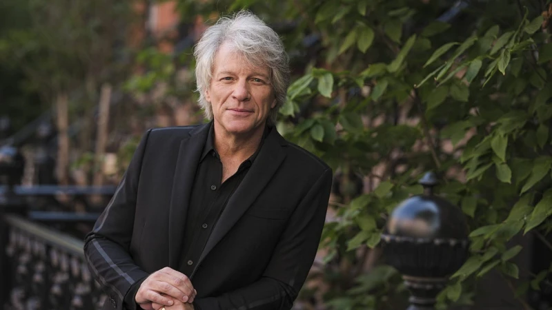 نجم عالمي ينقذ امرأة من الانتحار من أعلى جسر .. فيديو اخر خبر أنقذ أسطورة الروك الأمريكي جون بون جوفي إمرأة من الانتحار، من خلال اقناعها بالعدول عن قرار انهاء حياتها، بالقفز عن جسر