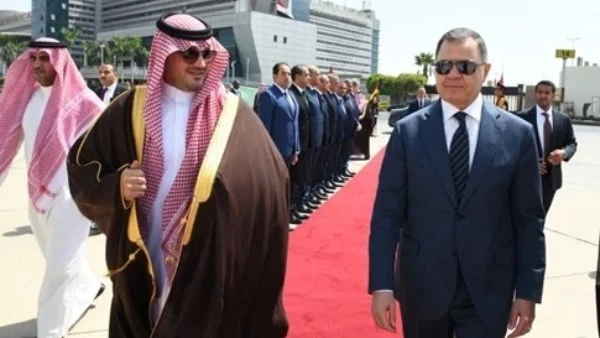 وزير الداخلية يودع نظيره السعودي بمطار القاهرة قام اللواء محمود توفيق وزير الداخلية بتوديع الأمير عبد العزيز بن سعود بن نايف بن عبد العزيز آل سعود-