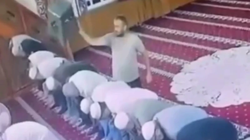 شاب تركي يضرب إمام مسجد في أثناء الصلاة شهد أحد المساجد بتركيا حادثة غير معتادة أثناء صلاة الفجر، حيث هاجم شاب الإمام وهو في حالة السجود وضربه على رأسه باستخدام كرسي حديدي؛ مما أثا