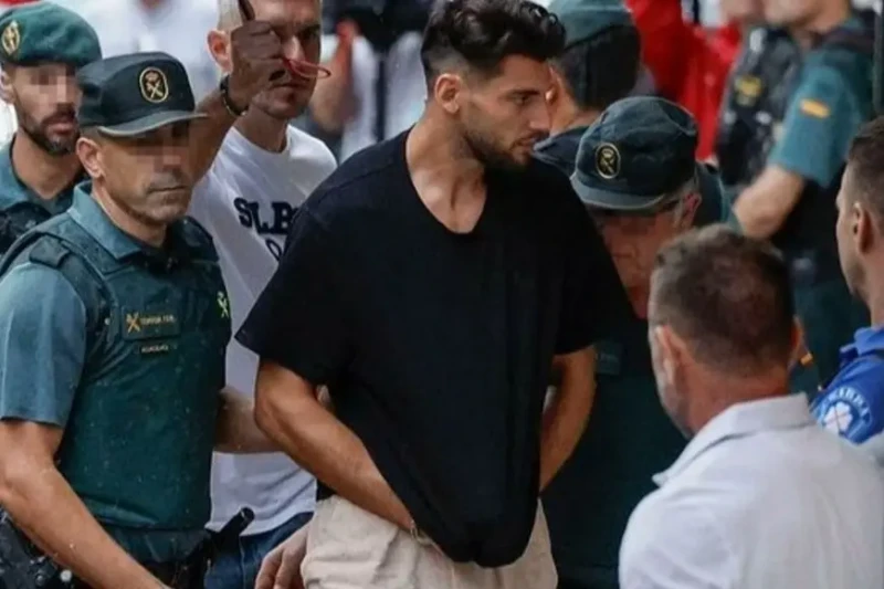 رغم الإفراج المشروط.. فالنسيا يعاقب رافا مير أعلن نادي فالنسيا بدء إجراءات تأديبية بحق مهاجمه رافا مير، بعد أن ألقت الشرطة الإسبانية القبض عليه بسبب مزاعم عن جريمة اعتداء جنسي.قال 