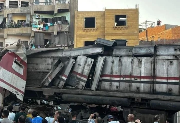 وزيرة التنمية المحلية تتابع مع محافظ الشرقية تطورات حادث تصادم قطارين بالزقازيق أجرت الدكتورة منال عوض وزيرة التنمية المحلية، عدد من الاتصالات الهاتفية مع المهندس حازم الأشموني محا