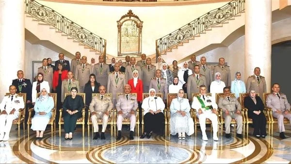 وزير الدفاع يكرم عددا من القادة بوسام الجمهورية من الطبقة الثانيةشهد الفريق أول عبد المجيد صقر القائد العام للقوات المسلحة وزير الدفاع والإنتاج