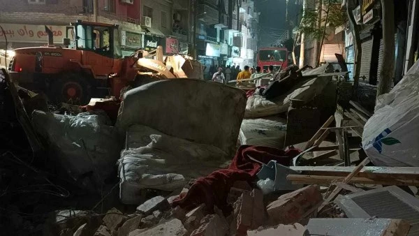 مشهد يبكي القلوب.. صراخ وبكاء أهالي عقار المنيا المنهار يستمر طوال الليل سيطرت حالة من البكاء والانهيار على أسر ضحايا حادث انهيار جزئي لعقار في مركز