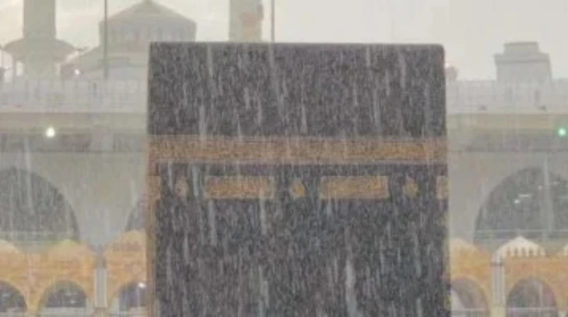 مشهد روحاني مهيب.. صلاة تحت المطر تخطف القلوب في مكة (فيديو) تعرضت منطقة مكة المكرمة منذ أمس لأمطار غزيرة أدت إلى سيول ما أعاق حركة المرور فيها وفي العديد من المناطق المجاورة لها.م