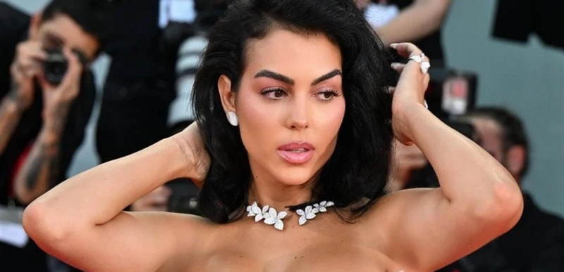 بعد إثارتها الجدل في إيطاليا.. حبيبة رونالدو على غلاف مجلة عالمية شاهدوا كيف بدت (صور) تعرف على التالي بعد إثارتها الجدل في إيطاليا.. حبيبة رونالدو