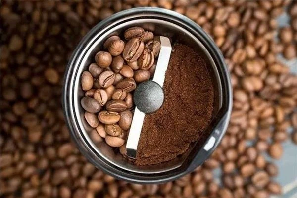 فوائد وأضرار شرب القهوة وتأثيرها على الدماغ منوعات الاسبوع فوائد وأضرار القهوة.. تعد القهوة من المشروبات المفضلة عند الكثير من الأشخاص، فهي منبه