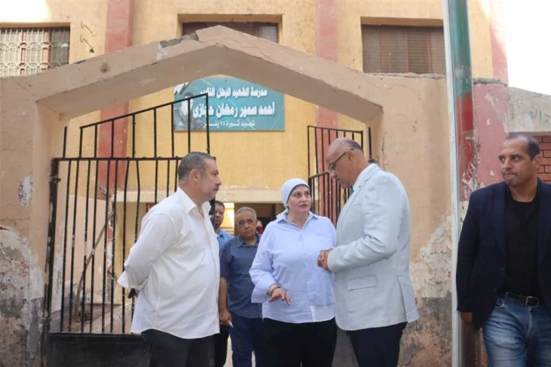 لعدم الاهتمام بالنظافة.. محافظ القليوبية يقيل مدير مدرسة ببنها (تفاصيل) أجرى المهندس أيمن عطية، محافظ القليوبية، اليوم الخميس، جولة تفقدية مفاجئة